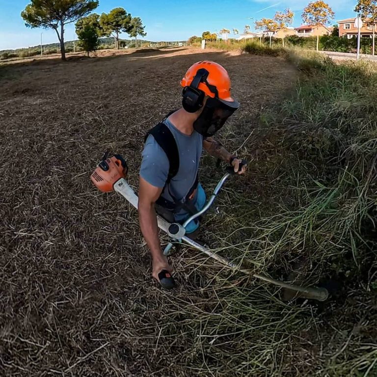 Además, la gestión forestal sostenible implica llevar a cabo estas prácticas con un enfoque en la conservación del ecosistema. Esto significa planificar cuidadosamente las actividades de desbroce y limpieza para asegurar que se mantenga un equilibrio saludable entre la eliminación de vegetación no deseada y la preservación de la biodiversidad. La incorporación de técnicas como el desbroce selectivo y la limpieza ecológica ayuda a proteger los suelos, el agua, y los hábitats de la fauna local, asegurando así la salud y la sostenibilidad de los ecosistemas forestales a largo plazo.